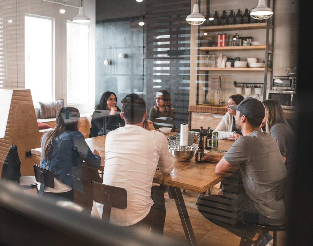 grupo de personas trabajando en una oficina